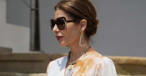 El vestido fresquito que las influencers +50 agotarán (en sus tres colores) en El Corte Inglés: fluido y efecto tipazo