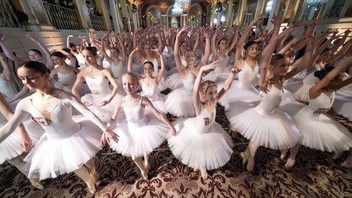 Hundreds of ballerinas set ‘en pointe’ world record in spectacular display
