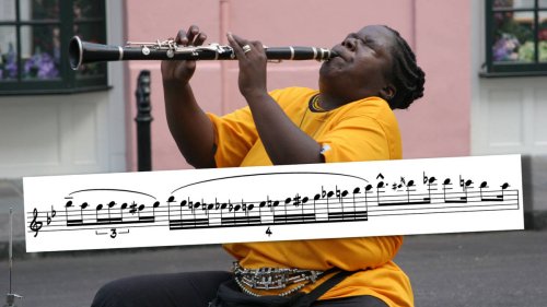 Jazz virtuoso plays mind-blowing clarinet solo while casually playing in street band