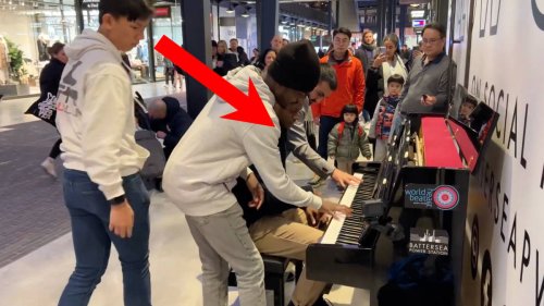 Four virtuoso pianists astonish passersby with epic boogie-woogie improvisation