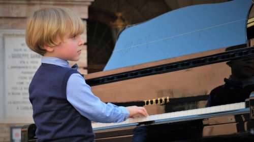 5-year-old Italian piano prodigy plays astonishing Mozart for competition audience