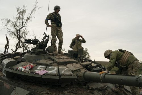 Ukraine Using Captured Russian Tanks To Strengthen Its Offensive ...