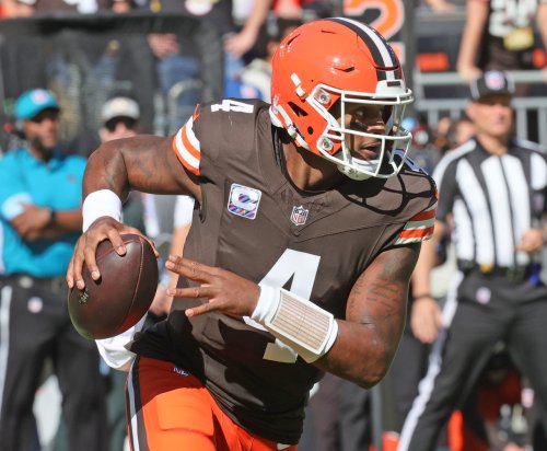 QB Deshaun Watson is throwing to Jerry Jeudy and David Bell at the Browns facility; no walking boot