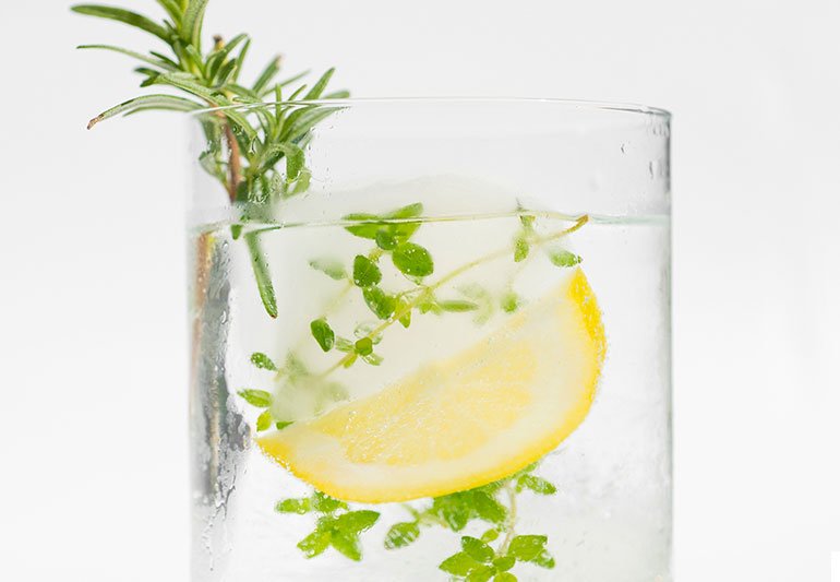 7 Reasons to Start Your Day with Lemon Water