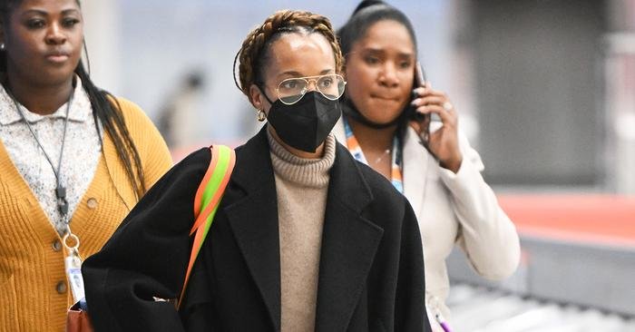 Kerry Washington Wore the Practical Airport Outfit That Will Never Betray You