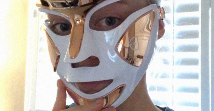 True Story: I Cleared My Skin in Three Days Thanks to This LED Face Mask