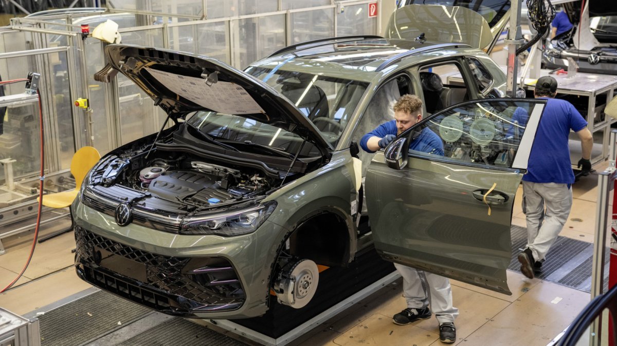 VW fährt im Werk Wolfsburg Sonderschichten wegen hoher Nachfrage