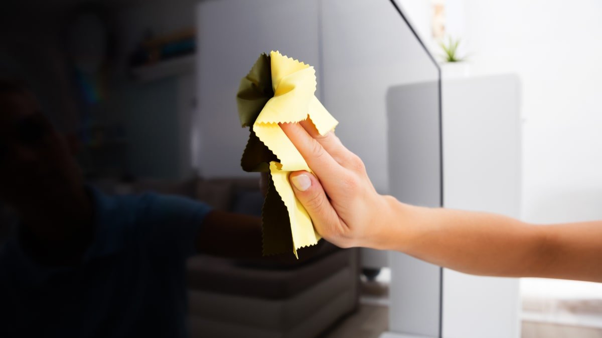 How to safely clean a TV or monitor screen