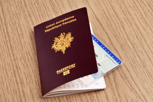 Des milliers de passeports français atterrissent sur le darknet après la cyberattaque d’une grande agence de voyages