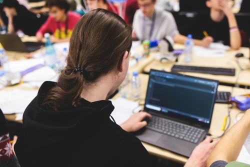 Le ministère des Armées lance un hackathon dédié à l'intelligence artificielle dans une école chère à Xavier Niel