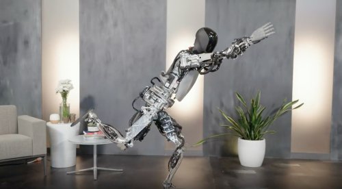 Tesla : le robot Optimus arrive maintenant à s’autocalibrer, à ranger des objets… et même à faire du yoga !