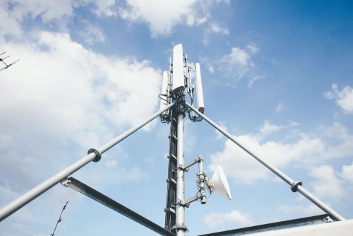 Free Mobile et Xavier Niel gagnent leur bras de fer contre l'État et sa loi "anti-Huawei" pour ses antennes mobiles