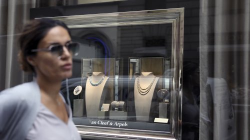 Wealthy shoppers are splashing the cash on jewelry — so long as it's the right brand