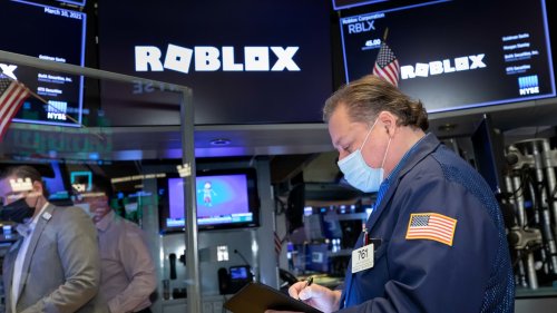 Roblox misses on top and bottom, shares dip 12%