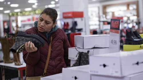 Shopper turnout hit record high over Black Friday weekend, retail trade group says