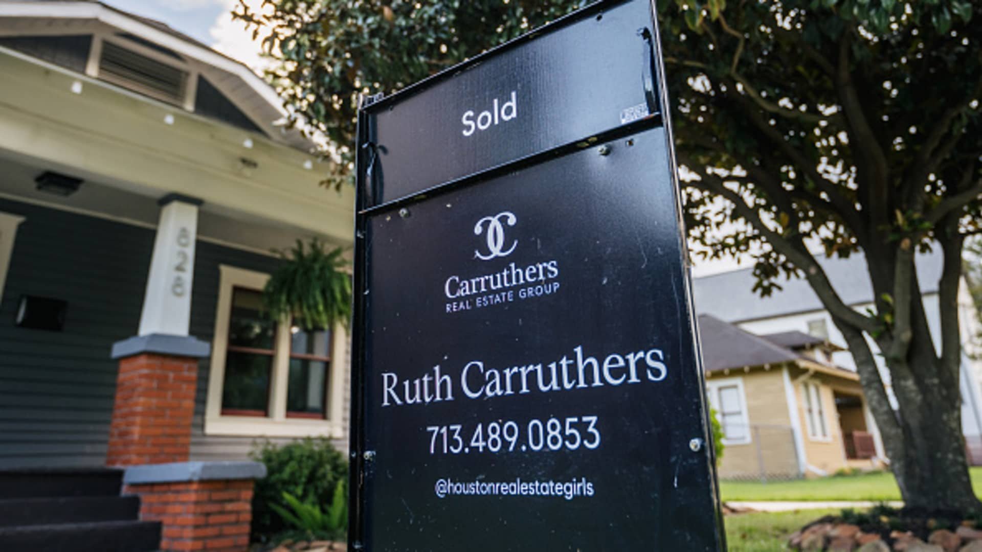 Adjustable-rate mortgage demand surges to 14-year high, as homebuyers try to afford this pricey spring market