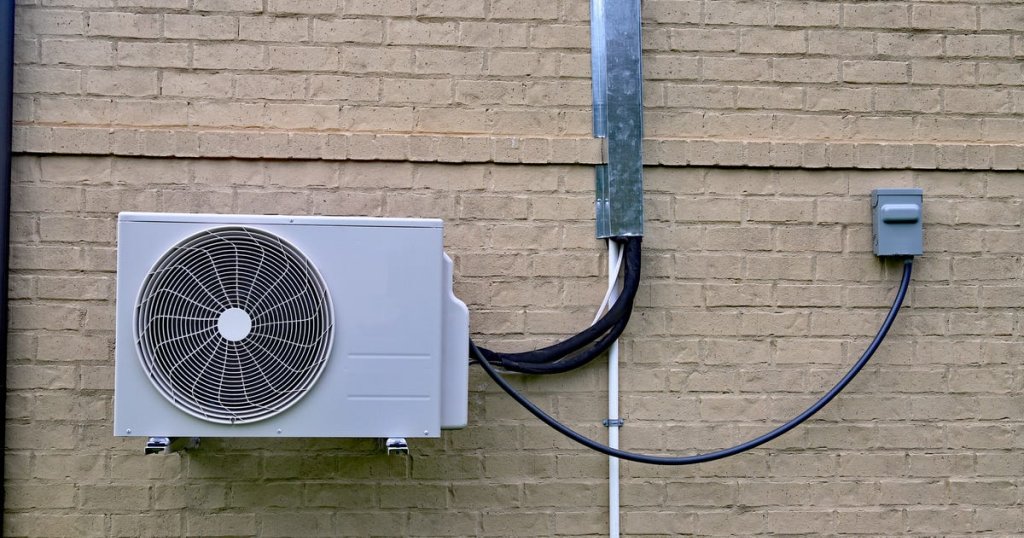 Кондиционер на стене. Ductless Mini-Split Systems. Мини кондиционер. Кондиционер на кирпичной стене. Кондиционер с тепловым насосом