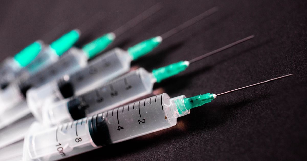 Judge blocks COVID-19 vaccine mandate for federal workers