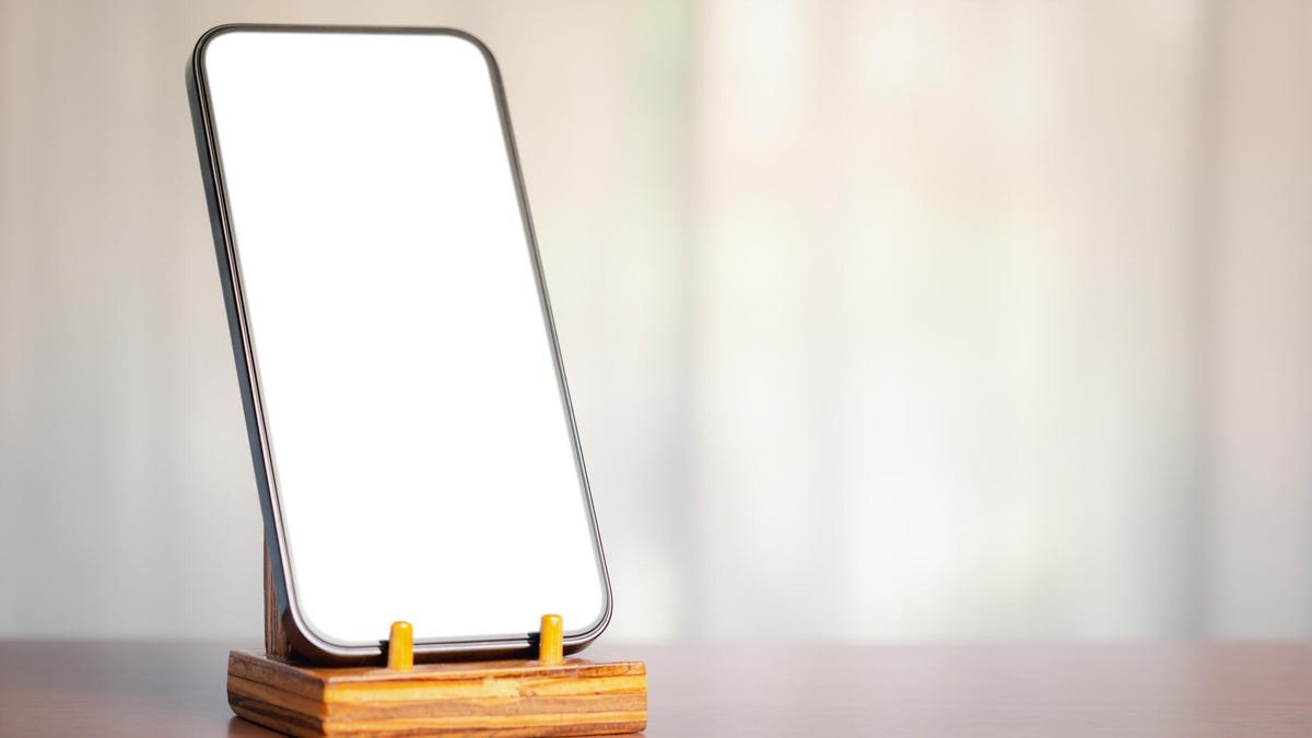 Remake Your Old Phone Into a Free Security Camera With 3 Easy Steps