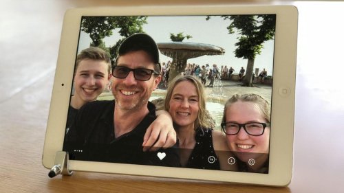 Turn your old iPad into a photo frame for $2