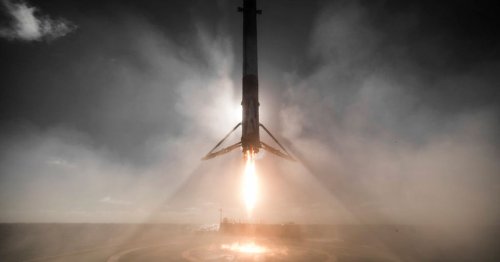 SpaceX captures stunning shot of Falcon 9 landing