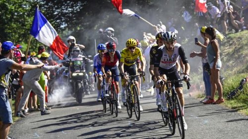 Tour de France : chute importante lors de la 14e étape, la course a repris (vidéo)