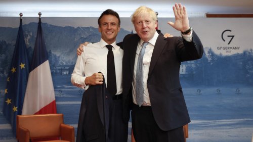 Emmanuel Macron et Boris Johnson déterminés sur l'Ukraine, évoquent leur «camaraderie»
