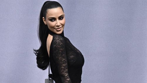 Fashion Week de Paris : Kim Kardashian fait sensation avec son look «Morticia Addams»