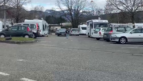 Le parking d’un lycée d'Annecy toujours squatté par des gens du voyage malgré la demande d'évacuation de la préfecture