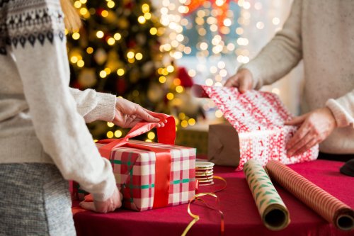 Noël 2023 : Sans scotch, Furoshiki... Voici 5 techniques efficaces pour emballer ses cadeaux