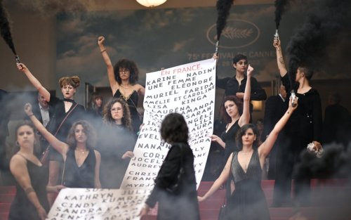 Festival de Cannes : un collectif féministe affiche sur le tapis rouge le nom de 129 victimes de féminicides