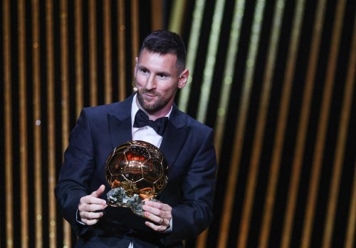Lionel Messi : l’Argentin a offert son 8e Ballon d’or, remporté avec le PSG, au FC Barcelone