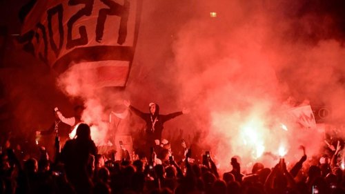 Barça-PSG : des supporters parisiens célèbrent la victoire en insultant leur rival marseillais sur les Champs-Élysées