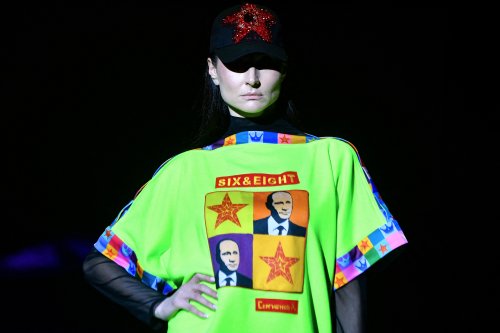 Russie : un défilé de mode à la gloire de Vladimir Poutine salue «un homme à l'âme pleine de bonté»