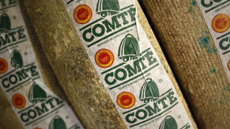 «Il faut arrêter d’en manger» : pourquoi des militants écologistes s’attaquent-ils au comté ?