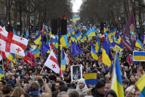 Guerre en Ukraine : des milliers de personnes manifestent en France en soutien à Kiev