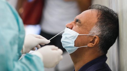 Covid-19 : avec Omicron, les prélèvements dans le nez pourraient être moins efficaces que les tests salivaires