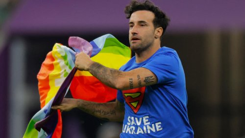 Coupe du monde 2022 : un spectateur fait irruption pendant Portugal-Uruguay avec un drapeau arc-en-ciel et un t-shirt «Save Ukraine»