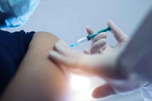 Le vaccin contre le Covid-19 serait à l'origine de sérieux problèmes de santé, selon une étude