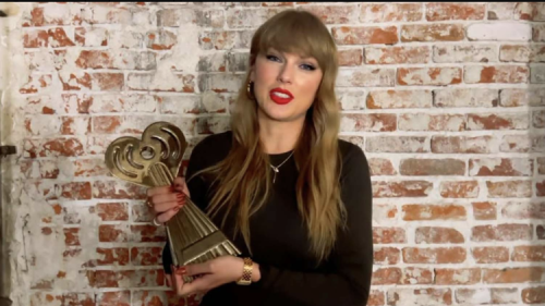 Taylor Swift : le tacle subtil de la chanteuse à Kim Kardashian lors des iHeartRadio Music Awards 2025