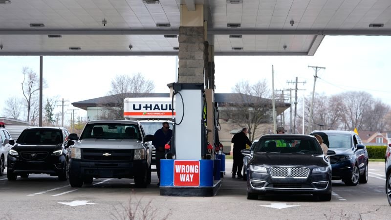Gas prices won’t fall quickly. Here are ways to pay less at the pump right now