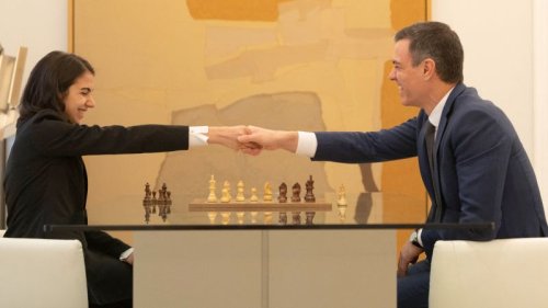 Iranian chess player Sara Khadem ‘inspires’ Spanish Prime Minister Pedro Sánchez
