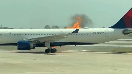 Passengers evacuate on Orlando tarmac after engine fire