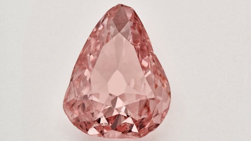 A hungry chambermaid bit into an apple and helped solve a high-wire diamond heist