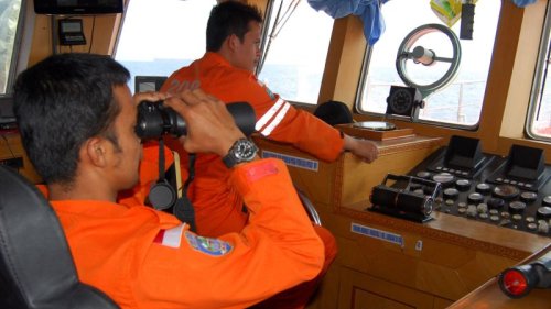 Malaysia Airlines Flight 370 search grows as pilots face increased scrutiny