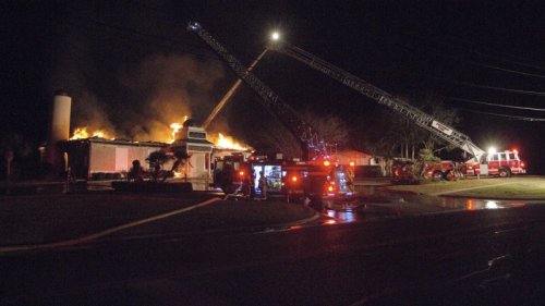 Jews hand Muslims keys to synagogue after Texas mosque burns