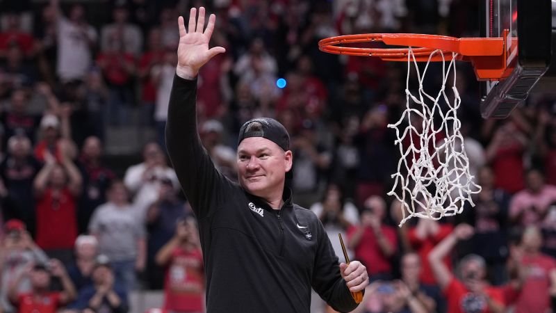 Làm thế nào nhiều thập kỷ ở Gonzaga đã giúp Tommy Lloyd lọt vào Chung kết tại Arizona - và giải thích lý do tại sao anh ấy từ chối UNC