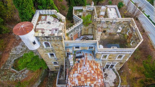 Photos of abandoned palaces from across the world
