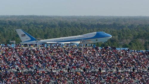 Trump campaign manager deletes dramatic Air Force One photo after people point out it’s from 2004