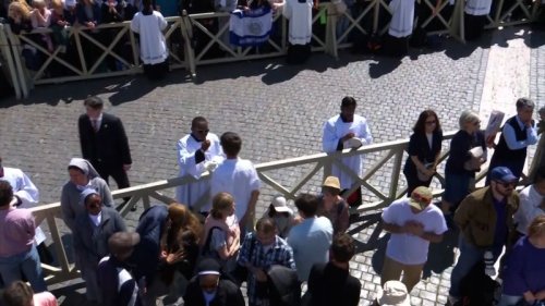 See the moment the Holy Communion is distributed at Pope Francis’ funeral